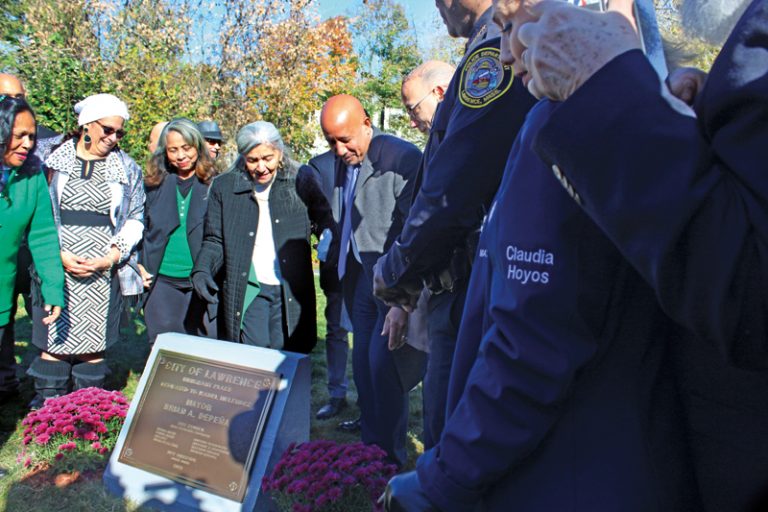 Iniciativa del alcalde Brian DePeña recibe el aplauso de toda una comunidad por rededicar el parque “Immigrant Place” a quien muchos llaman la “Madre de Lawrence” por dedicar su vida a defender la justicia social, abogar por la educación y fomentar la inclusion.