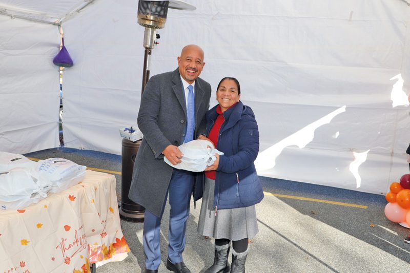 Alcalde Brian DePeña en entrega de bandejas por "Thanksgiving"