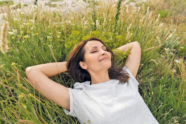 mujer en la naturaleza