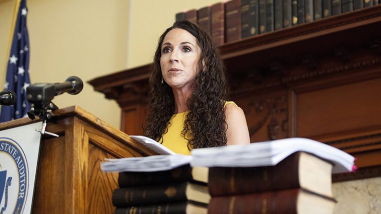 Auditora estatal Diana DiZoglio exige