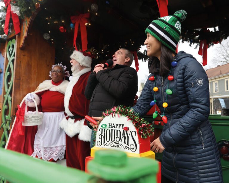 Alcaldesa encienden árboles navideños en todo Boston