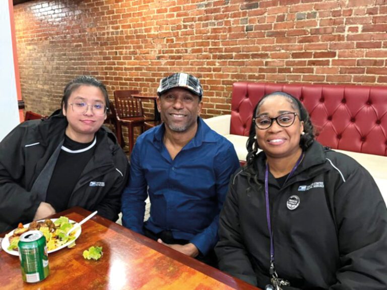 "Tercer almuerzo a nuestros oficiales de Boston"