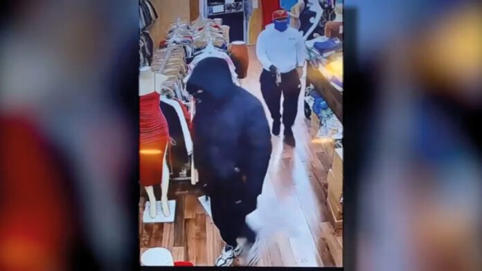 Policía de Lawrence investiga robo a joyería y tienda de ropa