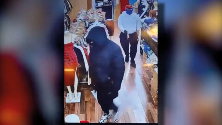 Policía de Lawrence investiga robo a joyería y tienda de ropa