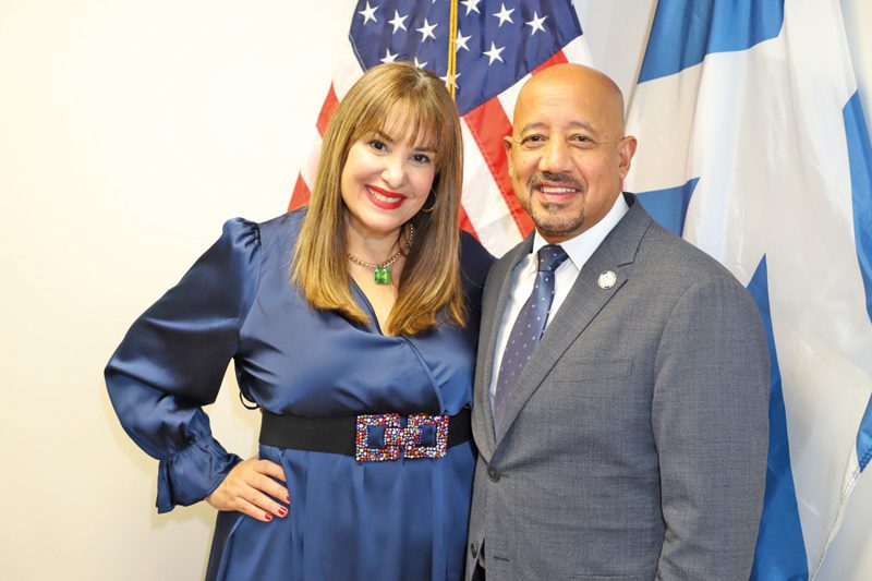 Alcalde de Lawrence, Brian DePeña con CEO de Amplify Latin X Eneida Román