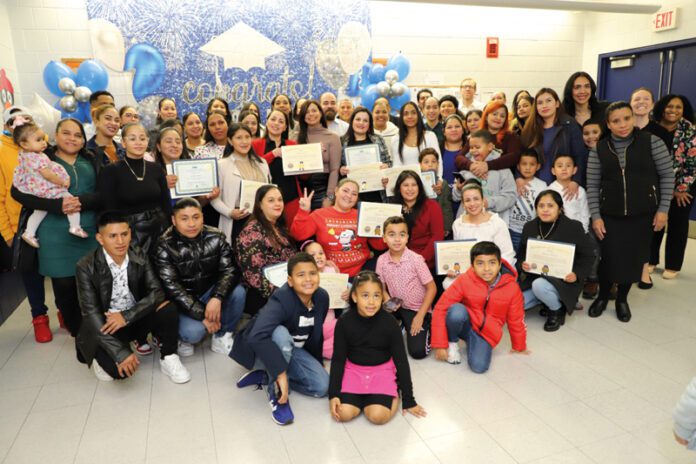 Padres se gradúan de Instituto Familiar