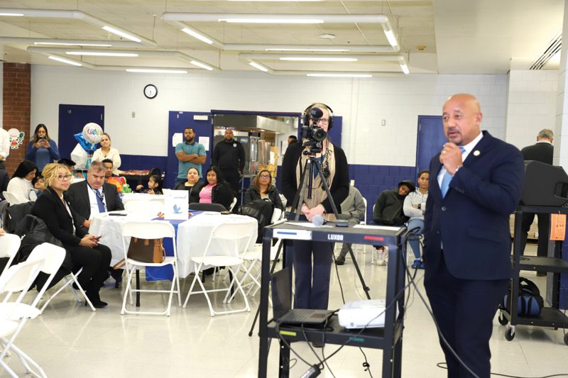 El alcalde Brian DePeña asistió a la ceremonia de graduación de padres de estudiantes del Instituto Familiar para el Éxito Estudiantil de las Escuelas Públicas de Lawrence que completó la sesión de otoño de 2023 en el Complejo Educativo de Arlington.