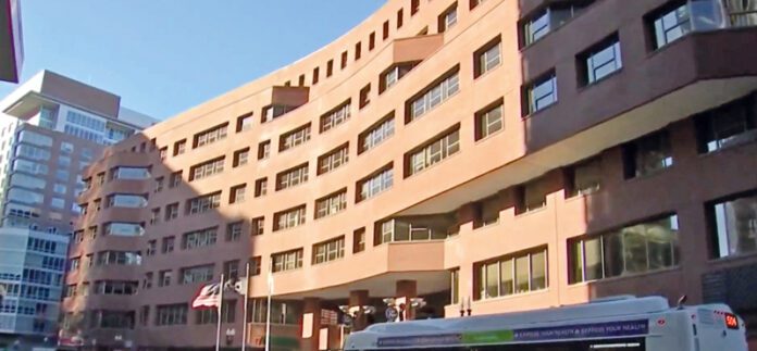 Familias inmigrantes viven en edificio de Transporte del Estado
