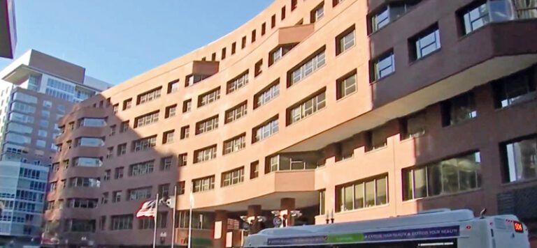 Familias inmigrantes viven en edificio de Transporte del Estado