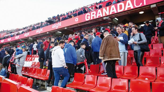 Suspenden partido en España por muerte de aficionado
