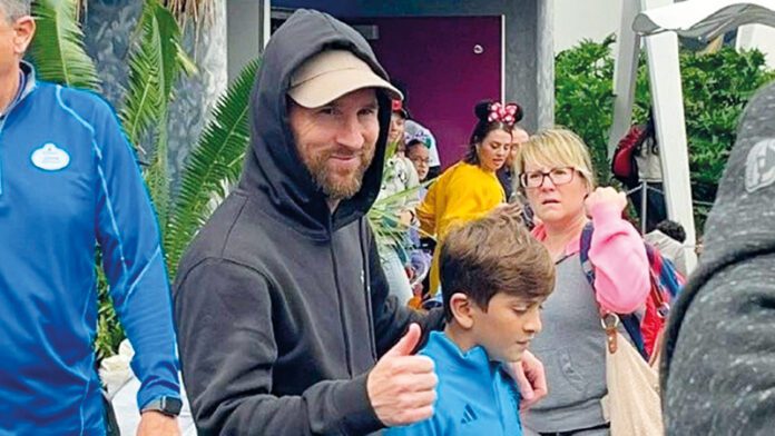 Lionel Messi se divirtió de lo lindo en Disney junto a su pareja y sus hijos Thiago, Ciro y Mateo.