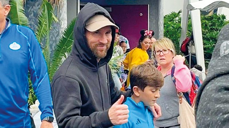 Lionel Messi se divirtió de lo lindo en Disney junto a su pareja y sus hijos Thiago, Ciro y Mateo.