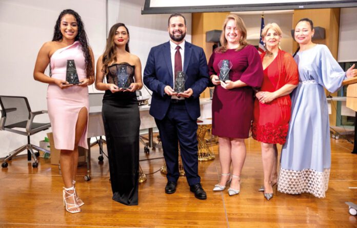 Lisanna Paulino, Massiel Torres, Enrique Pepén, Concejal Julia Mejía y Rev. Katie Cole