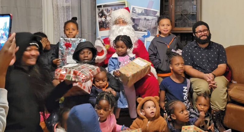 Lleva sorpresa navideña a niños de Shelters