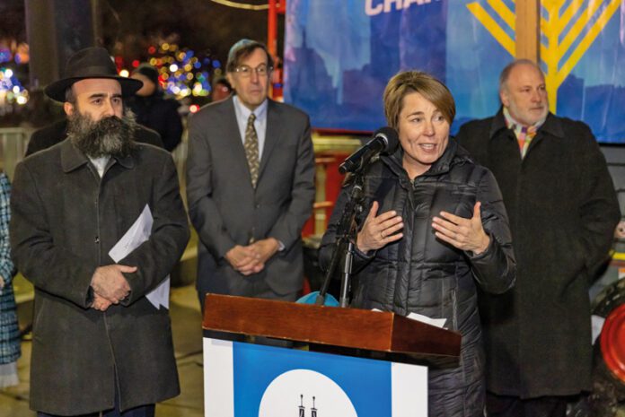 Maura Healey celebrando con judios