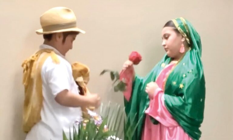 Hermosa representación de Juan Diego y la aparición de la Virgen
