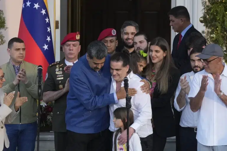 EEUU libera a aliado de Maduro en canje por 10 estadounidenses presos y contratista fugitivo