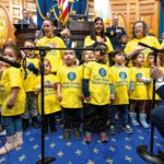 Niños cantando en anuncio de Inversiones históricas en viviendas en Massachusetts