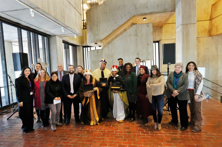Los empleados de la ciudad de Boston celebraron con la comunidad la tradicional fiesta de los Reyes Magos.