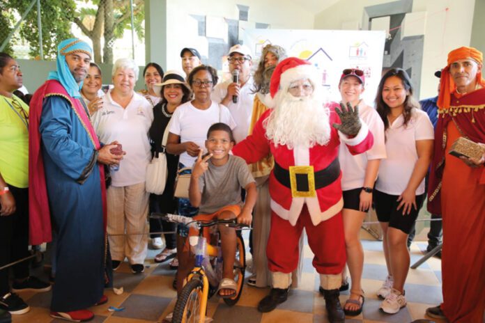 Misión cumplida. Desde el 2006, "Mision Pais Familia Feliz USA", una organización integrada por personas de buen corazón residentes en Boston y otras ciudades de Massachusetts y de los Estados Unidos, lleva cada año la alegria a niños de diferentes pueblos de Republica Dominicana