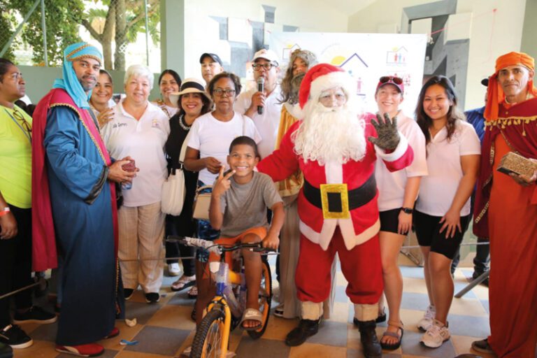 Misión cumplida. Desde el 2006, "Mision Pais Familia Feliz USA", una organización integrada por personas de buen corazón residentes en Boston y otras ciudades de Massachusetts y de los Estados Unidos, lleva cada año la alegria a niños de diferentes pueblos de Republica Dominicana