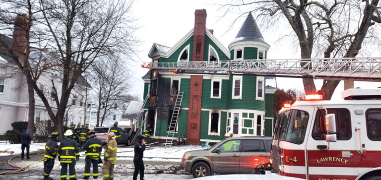 Tres heridos deja incendio en Lawrence