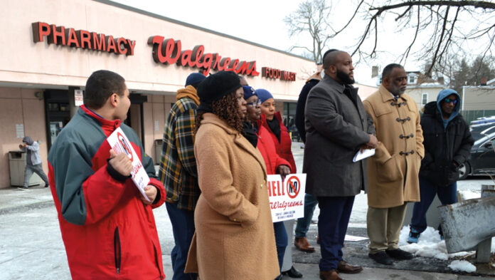 Legisladores piden no cerrar Walgreens de Roxbury