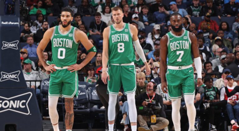 Jayson Tatum, Kristaps Porzingis, Jaylen Brown de los Celtics