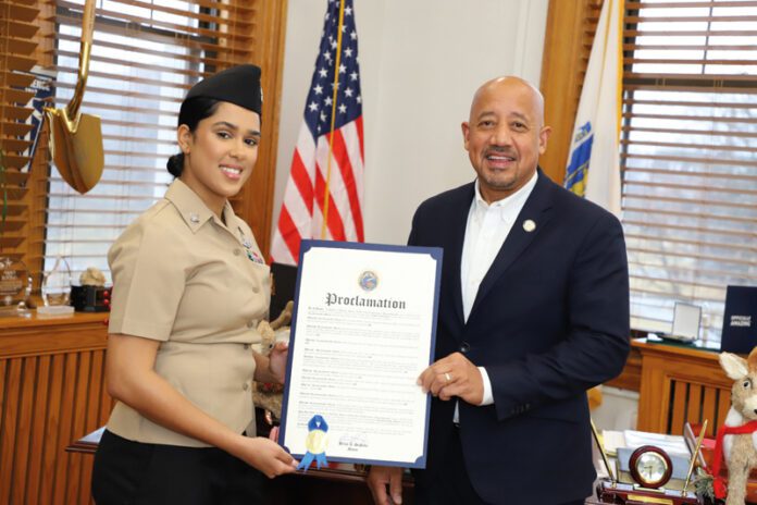 MyaJeanette Abréu recibe reconocimiento de la ciudad de Lawrence
