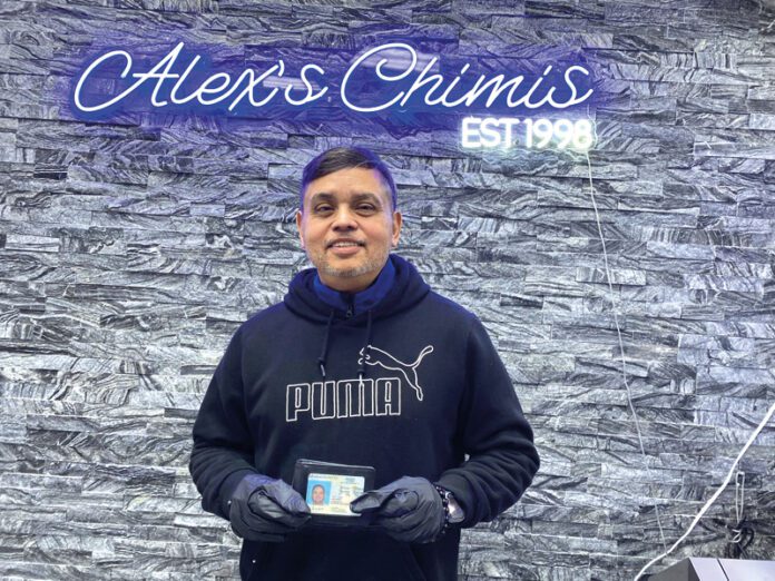 José Troyano no oculta su felicidad, lo grita a los cuatro vientos y muestra orgulloso su licencia de conducir que le ha permitido comprar su propio vehículo gracias a la Ley de Movilidad Laboral y Familiar