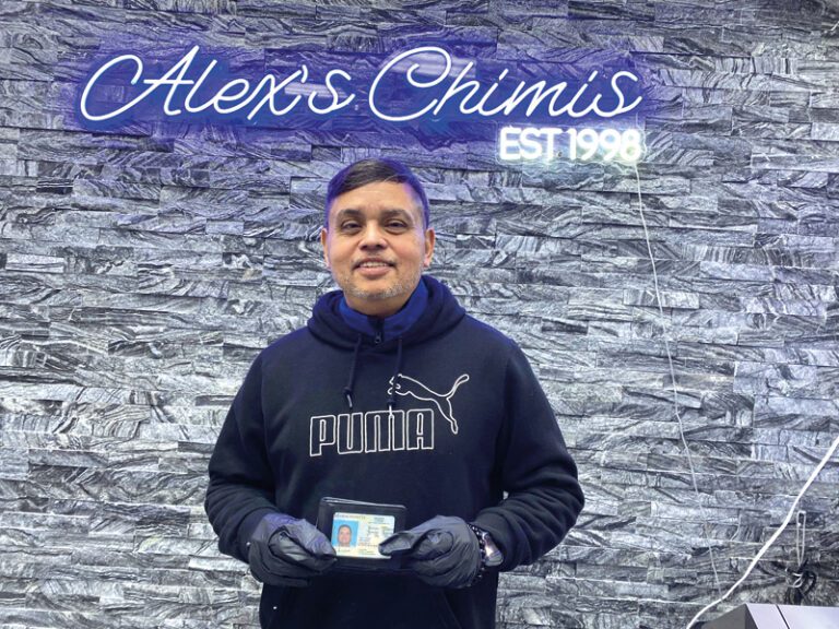José Troyano no oculta su felicidad, lo grita a los cuatro vientos y muestra orgulloso su licencia de conducir que le ha permitido comprar su propio vehículo gracias a la Ley de Movilidad Laboral y Familiar