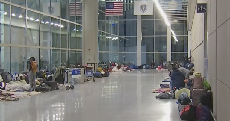 Decenas de migrantes duermen en Aeropuerto Boston Logan