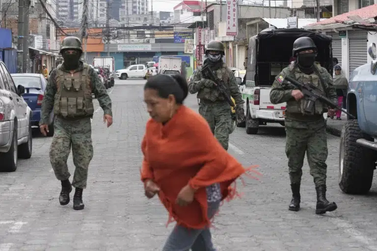 Ecuador: Grupo de encapuchados armados causa terror al irrumpir en directo en canal de televisión