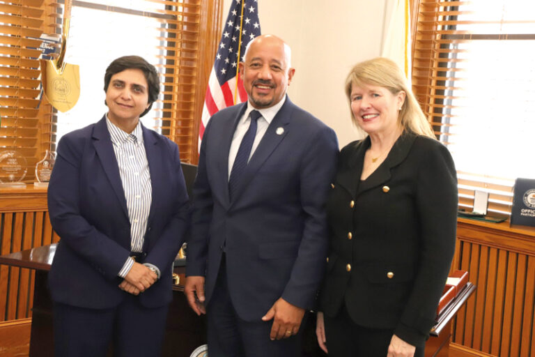 el Alcalde Brian DePeña con la nueva presidenta y directora ejecutiva del Hospital General de la ciudad de Lawrence, Dra. Abha Agrawal