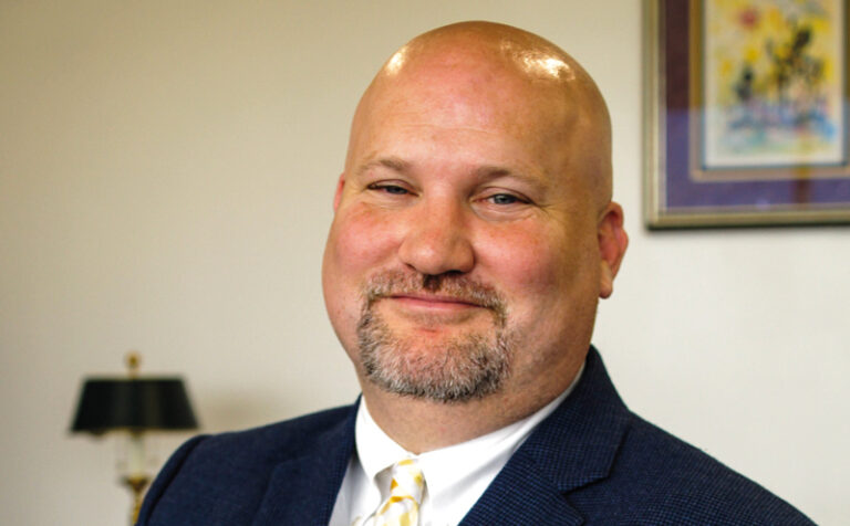 Renuncia Jeffrey Riley Comisionado de Educación Primaria y Secundaria