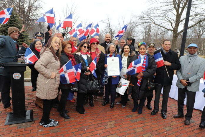 Dominicanos en Lawrence izaron su símbolo patrio