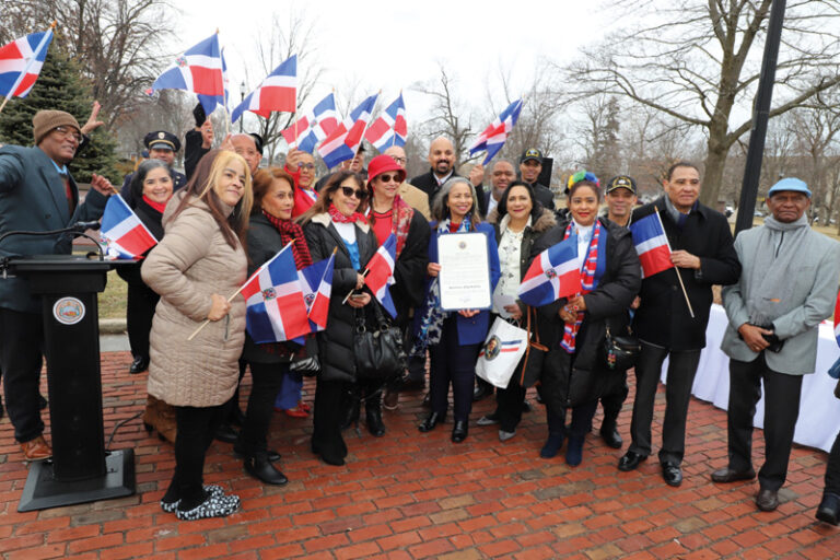 Dominicanos en Lawrence izaron su símbolo patrio