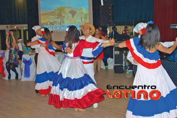 Bailando merengue en un colmado