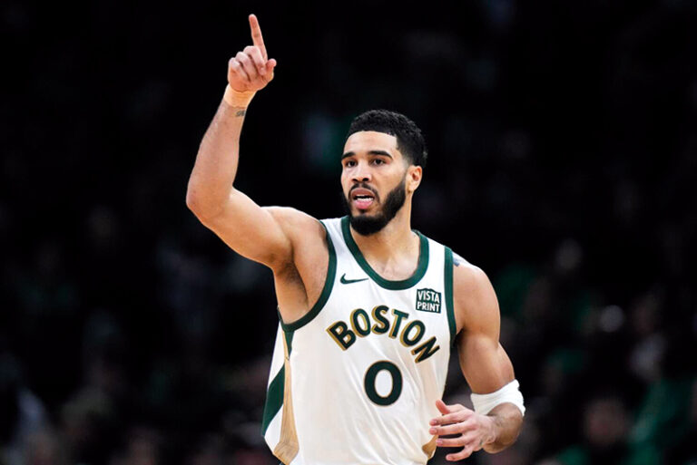 El alero de los Celtics de Boston Jayson Tatum celebra después de anotar en el triunfo de su equipo ante los Grizzlies de Memphis en el encuentro de la NBA del domingo 4 de febrero del 2024.