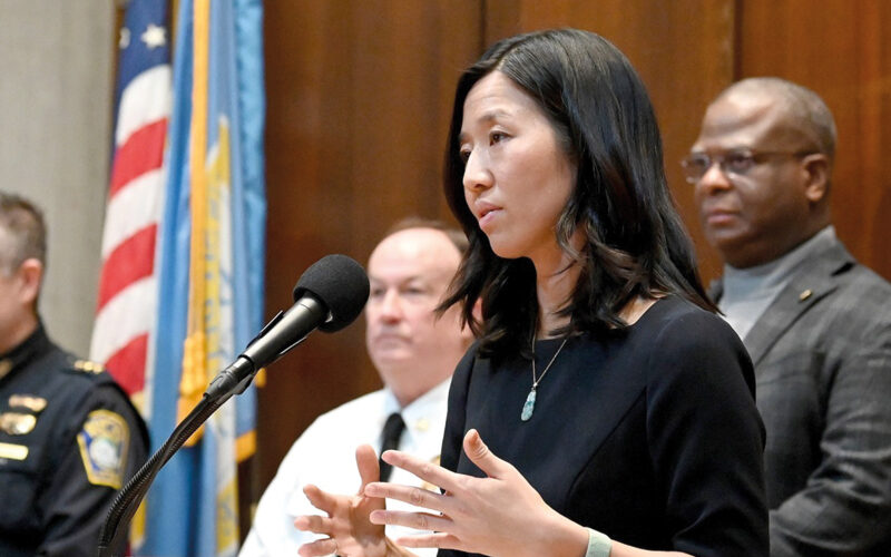 Alcaldesa, Michelle Wu, se opone usar
centros comunitarios como refugios