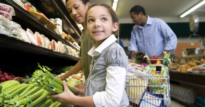 Ayudando a las familias con recursos alimentarios