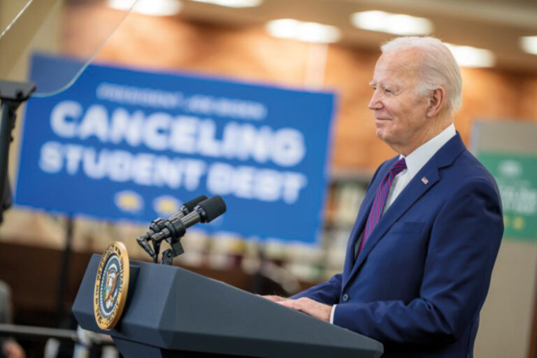Cancelan deuda estudiantil a 2,490 estudiantes de Massachusetts