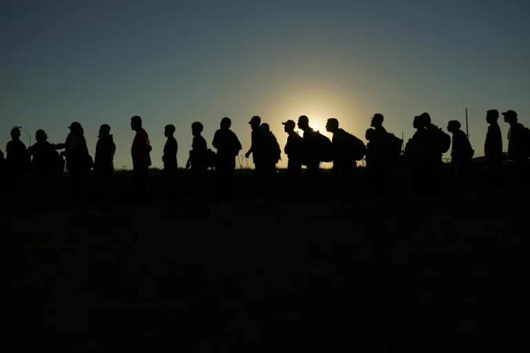 Juez federal bloquea ley de Texas que permitiría a policía arrestar a migrantes