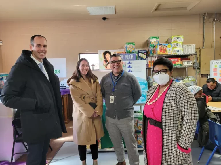 Comisionado del Departamento de Salud Pública de Massachusetts se unió a la jornada de vacunación de Latino Health Insurance Program que se realizó en las instalaciones de El Buen Samaritano.