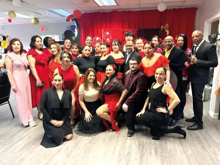 Con un show especial a cargo de Los Travadores "Caballo loco" y "Cachete' que encendió el ambiente con mucho humor, y la participación del alcalde, Patrick Keefe, el Centro de Cuidado de Adultos de Revere celebró sus 13 años de vida con la asistencia de todos sus miembros y personas invitadas