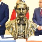 Develan busto de Juan Pablo Duarte en Casa del Estado