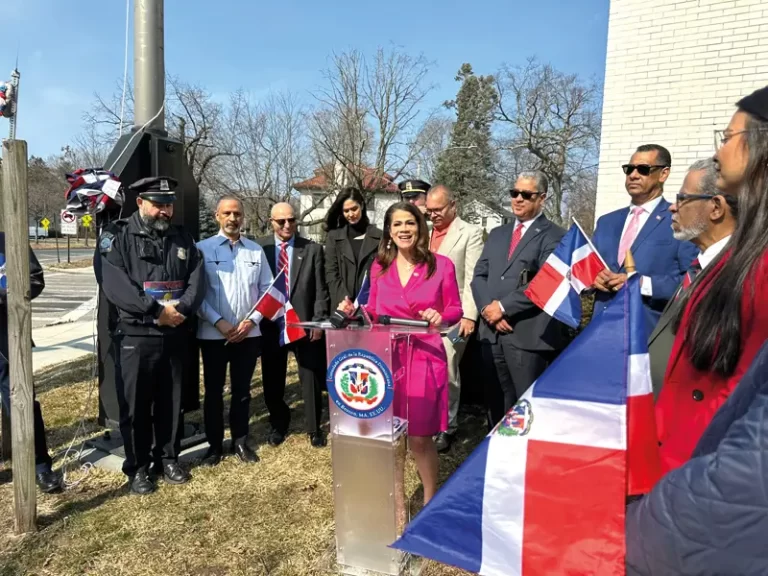 Izamiento de Bandera en Consulado Dominicano