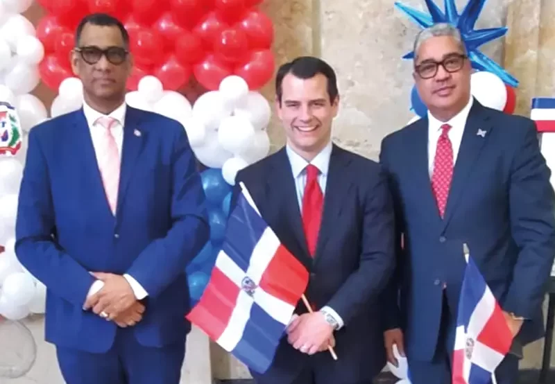 Alcalde de Lynn, Jared Nicholson, con el Consul dominicano y el Director del INDEX-Boston.