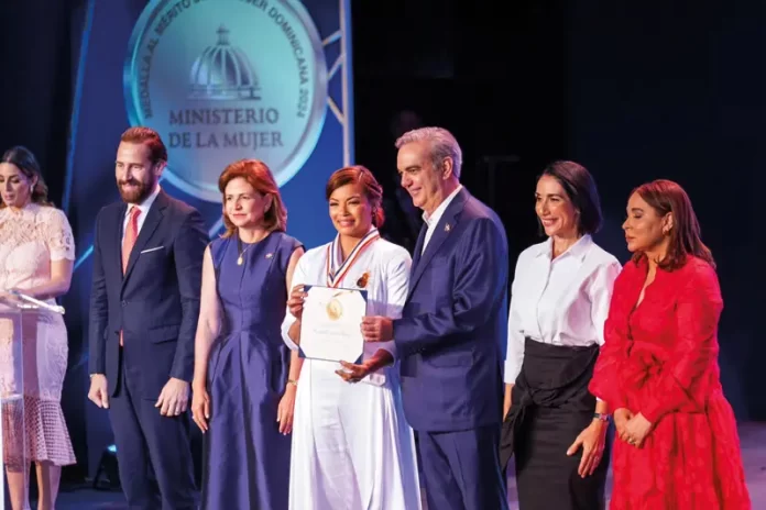 Raquel Quezada Recibe Medalla al Mérito de la Mujer Dominicana 2024