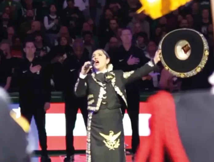 Veronica Robles Cantando himno en partido de los Boston Celtics